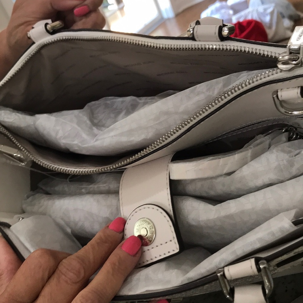 โญ๏ธHOST PICKโญ๏ธ NWT ๐ฏ% Authentic Michael Kors Reagan Satchel - Picture 4 of 7